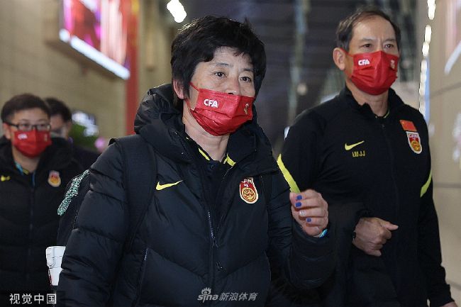 那个女明星叫什么来着……哦对了